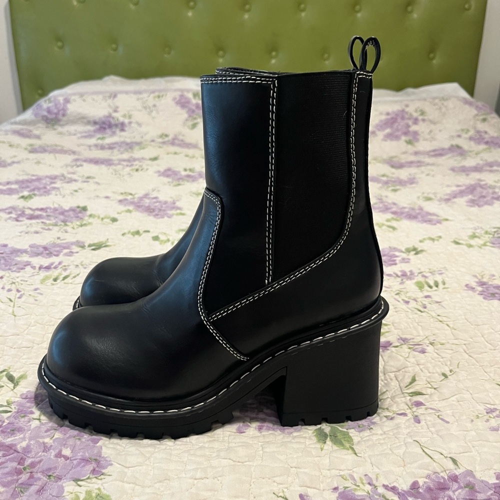 Delia’s dollskill black chunky heel boots